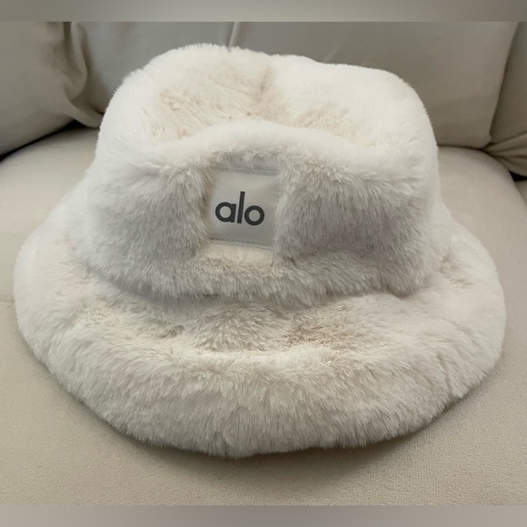 Alo NWT Faux Fur Bucket Hat Ivory Size S M - Picture 11 of 11